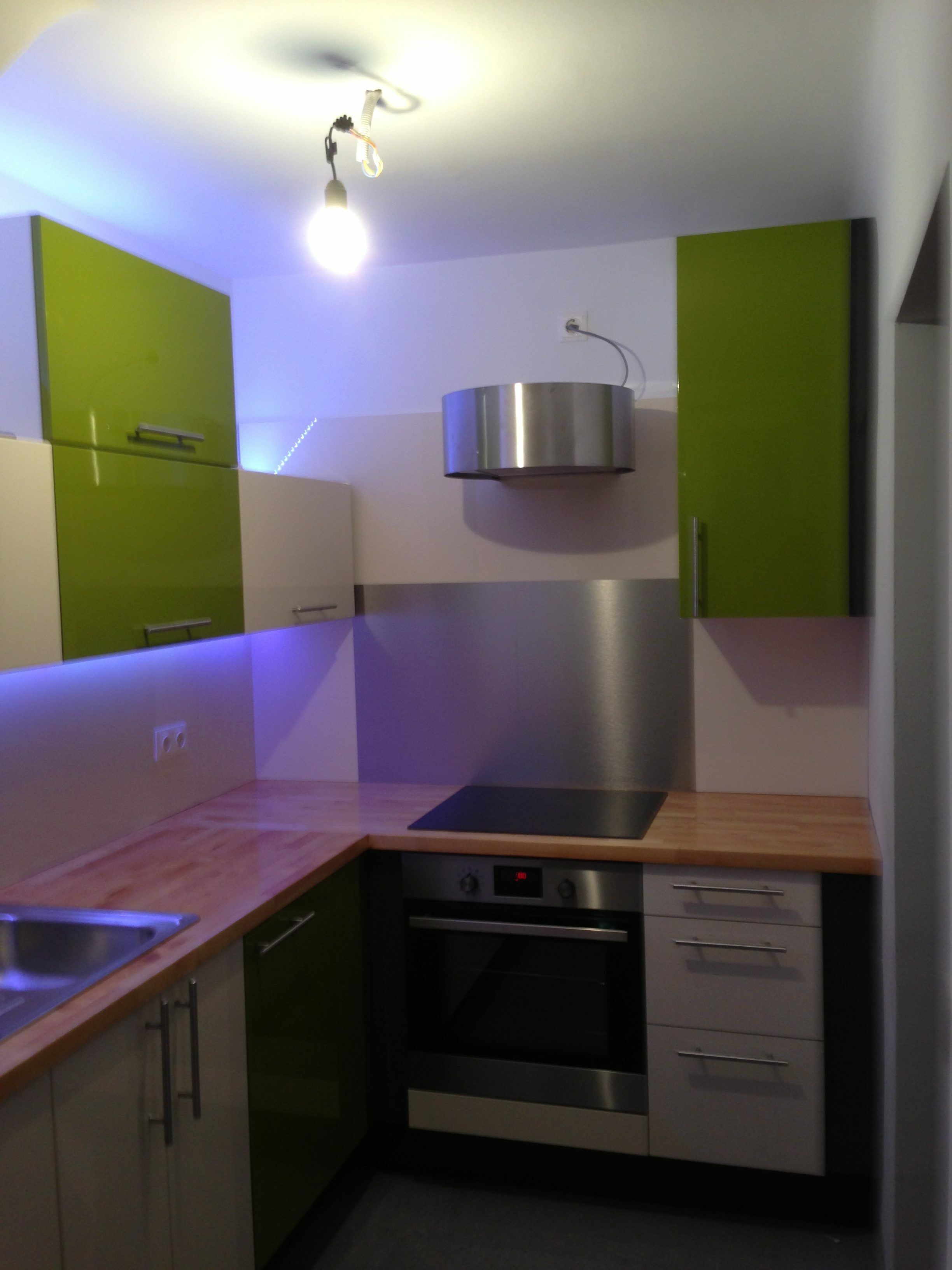 Küche in L-Form mit cremefarbenen und froschgrünen Fronten