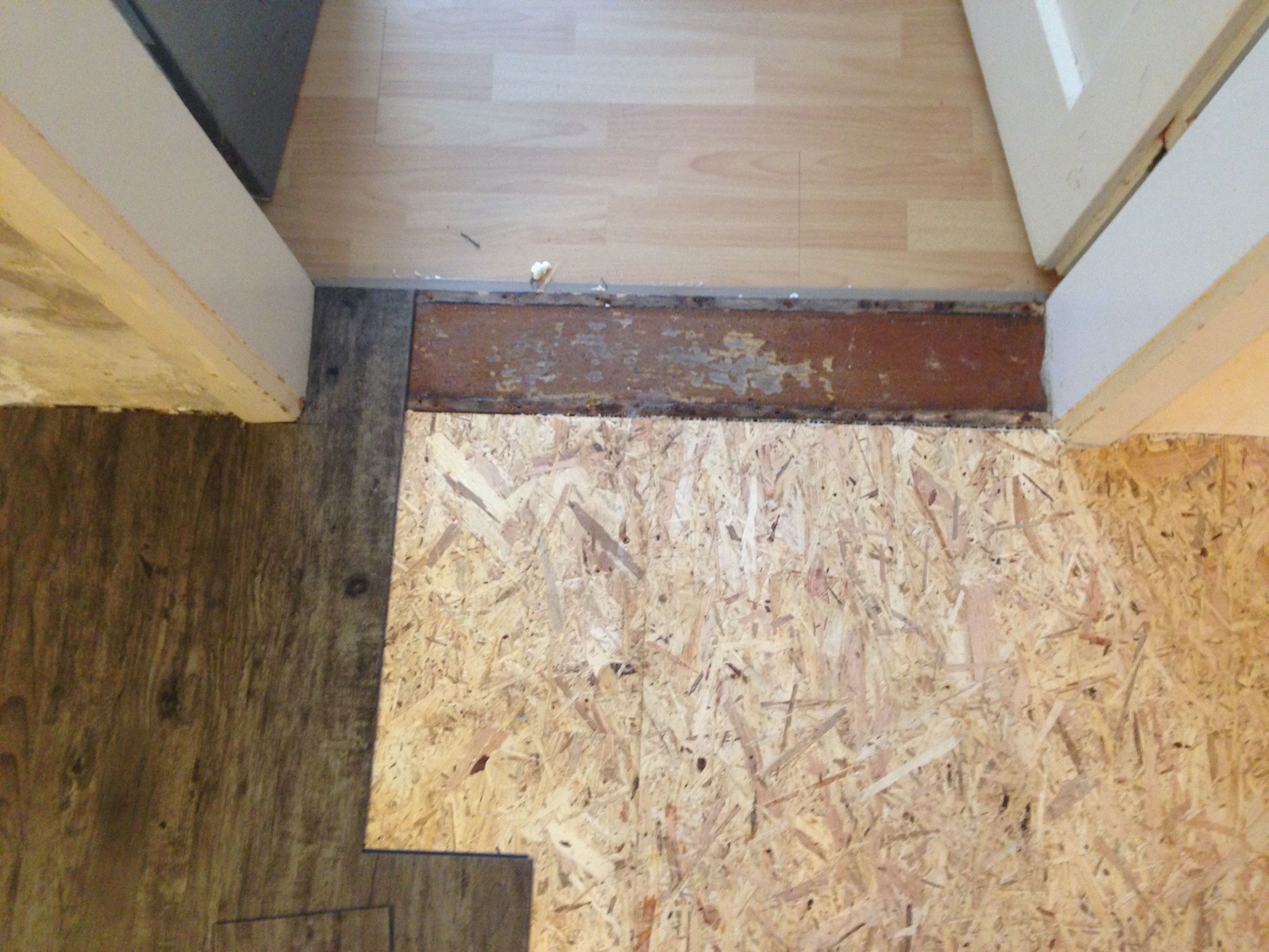 Hier wird gerade ein neuer Laminatboden in einer Küche verlegt.
